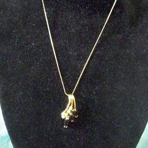 BEAUTIFUL BLACK STONES AND RHINESTONES ON GOLD TONE PENDANT AND GOLD TONE CHAIN